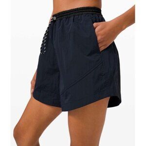 Lululemon Evergreen Short Size 6 NWOT True Navy / Black